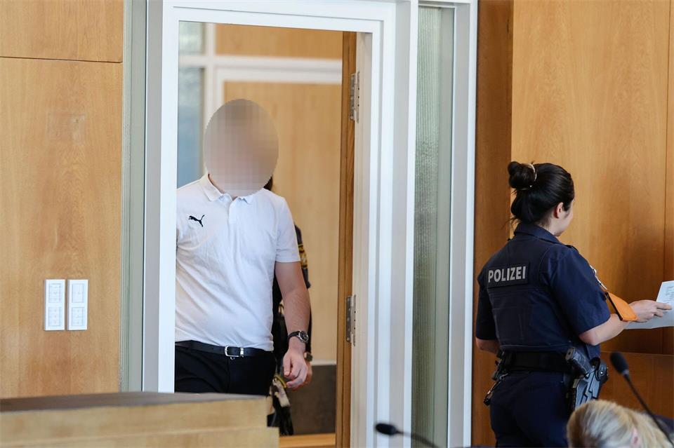 Der Angeklagte ist einschlägig vorbestraft.Daniel Löb/dpa