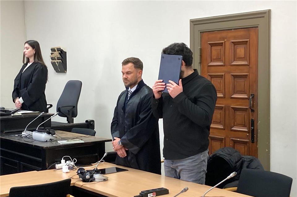 Der Angeklagte ist wegen versuchten Mordes und gefährlicher Körperverletzung angeklagt, schweigt aber zu den Vorwürfen. Bernhard Sprengel/dpa