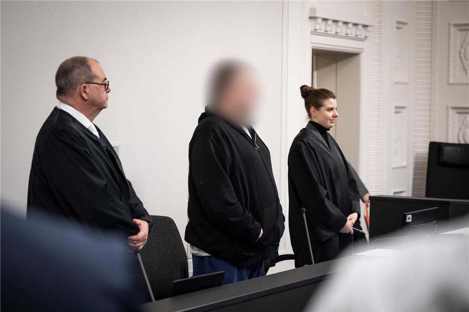 Der Angeklagte klagte vor Gericht über gesundheitliche Probleme.Philip Dulian/dpa