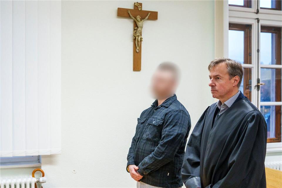 Der Angeklagte (l.) äußerte sich nicht persönlich zu den Vorwürfen.Andreas Arnold/dpa