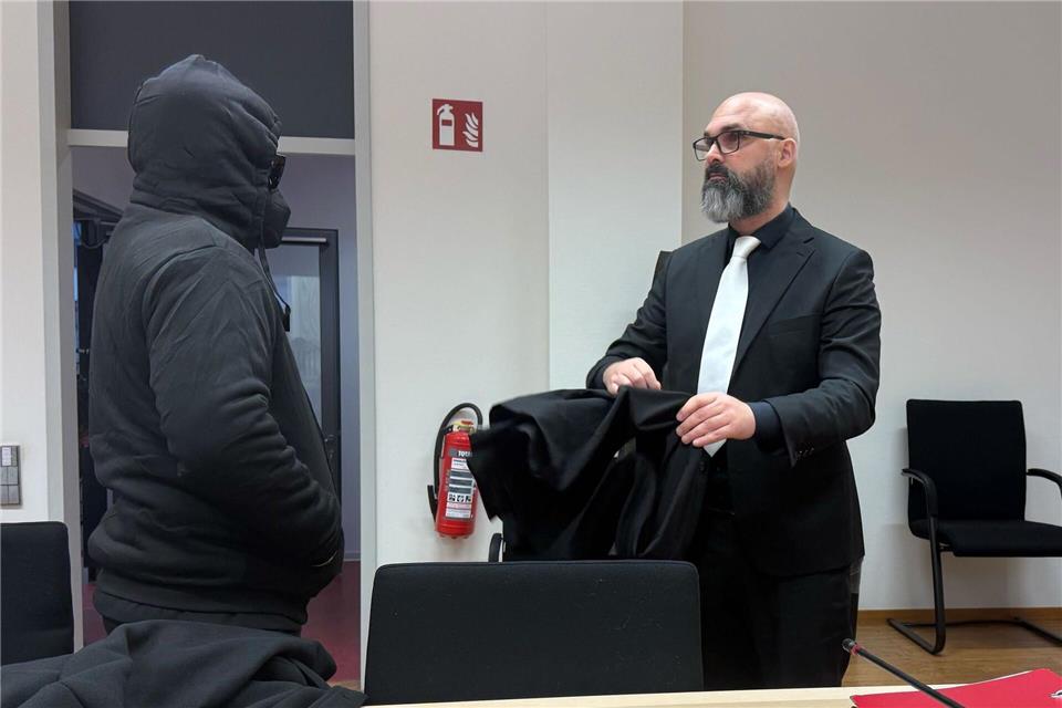 Der Angeklagte (l) sprach vor Gericht unter anderem von Kontrollzwang. Andrea Löbbecke/dpa