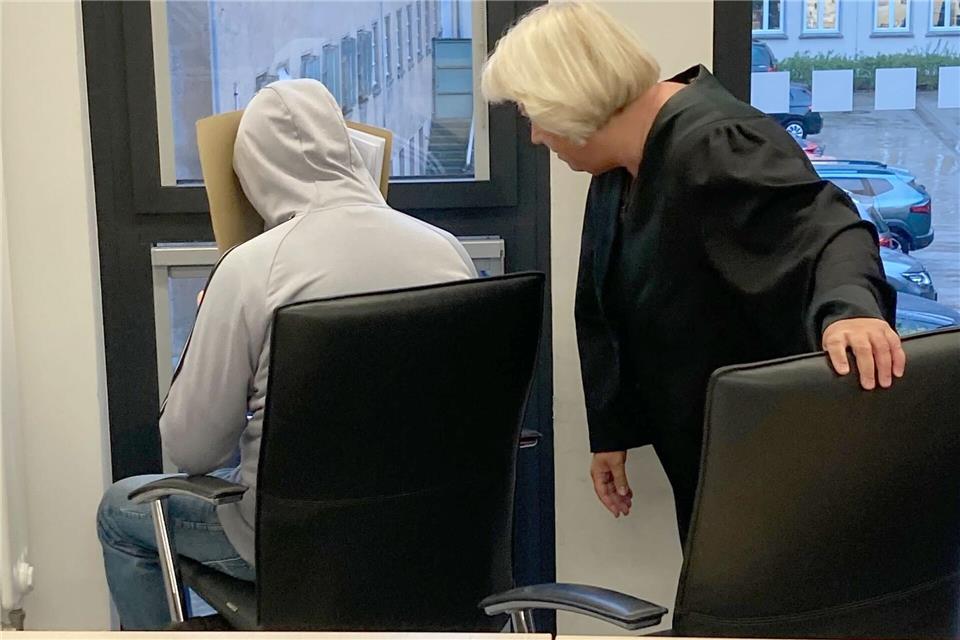 Der Angeklagte (li) mit seiner Verteidigerin Beate Falkenberg (re.)Helmut Reuter/dpa