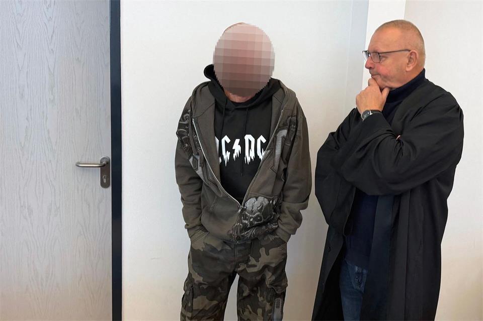 Der Angeklagte (li) soll seinen Nachbarn mit einer Armbrust getötet haben.Helmut Reuter/dpa