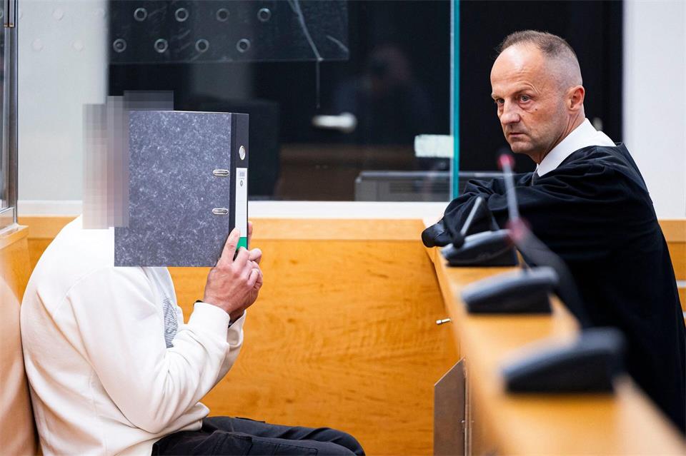 Der Angeklagte (links) sitzt im Gerichtssaal im Landgericht Hannover neben seinem Verteidiger Marcin Raminski. Michael Matthey/dpa