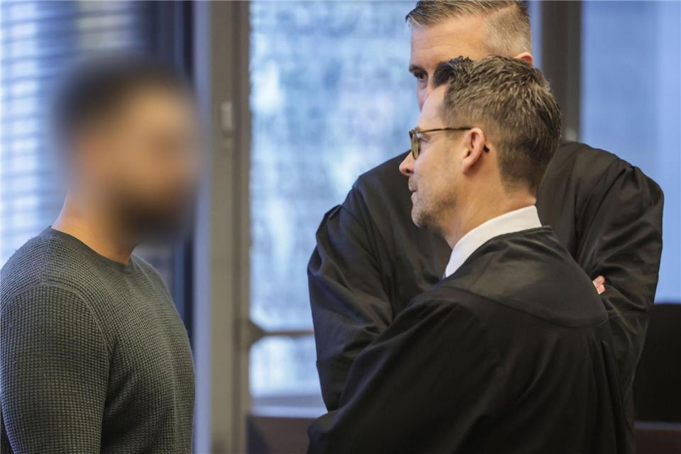 Der Angeklagte (links) spricht im Gerichtssaal mit seinen Anwälten.Oliver Berg/dpa