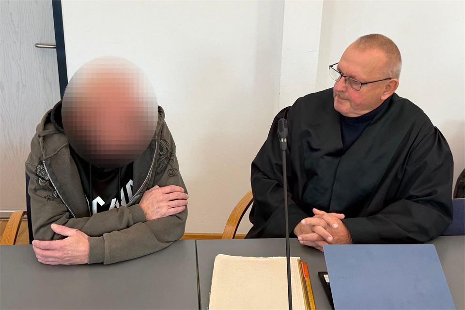 Der Angeklagte (links) wurde wegen Totschlags zu einer mehrjährigen Gefängnisstrafe verurteilt.Helmut Reuter/dpa