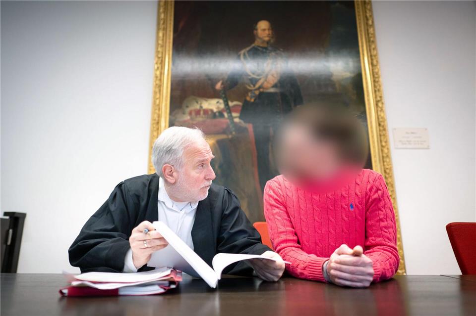 Der Angeklagte machte zum Prozessbeginn keine Angaben zu den Vorwürfen. Sina Schuldt/dpa