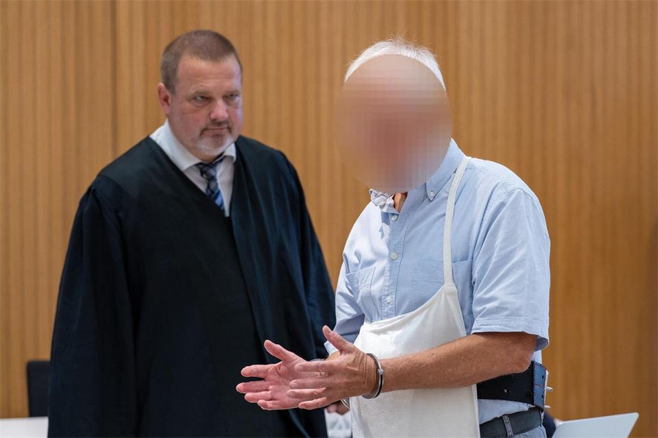 Der Angeklagte mit seinem Anwalt.Lennart Preiss/dpa