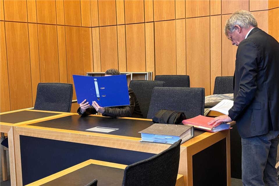 Der Angeklagte mit seinem Verteidiger vor Prozessbeginn.