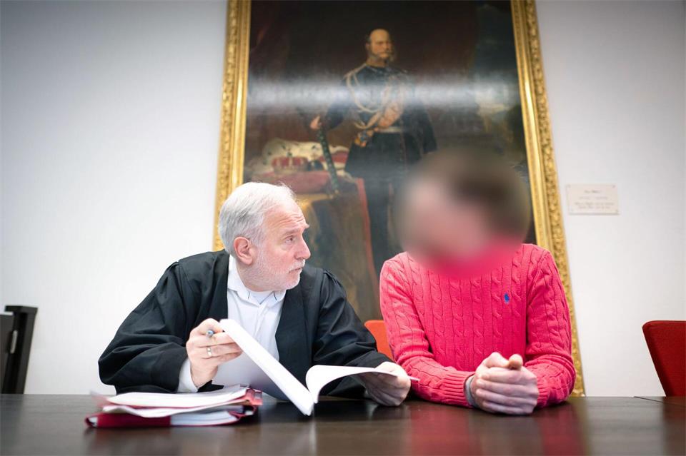 Der Angeklagte muss einem Urteil zufolge nach den tödlichen Schlägen lebenslang in Haft. (Archivbild)Sina Schuldt/dpa