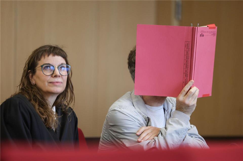 Der Angeklagte neben seiner Anwältin. (Archivbild)Oliver Berg/dpa