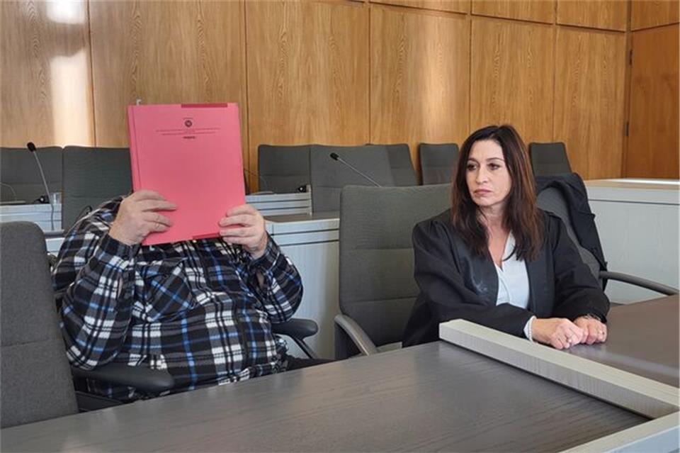 Der Angeklagte neben seiner Verteidigerin Simone Dahlmann-Ludwig im Essener Landgericht. 