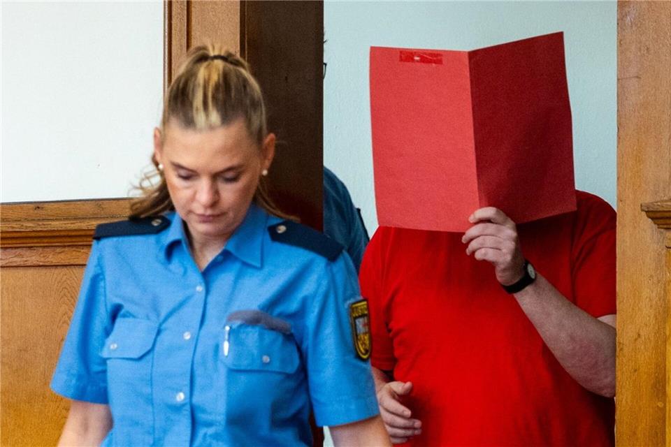 Der Angeklagte (r) wird von Justizvollzugsbeamten zur Urteilsverkündung in den Saal 38 des Landgerichts Saarbrücken geführt.Laszlo Pinter/dpa