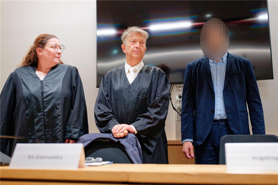 Der Angeklagte (r) wurde wegen Körperverletzung mit Todesfolge zu zehn Jahren Gefängnis verurteilt.Uwe Anspach/dpa