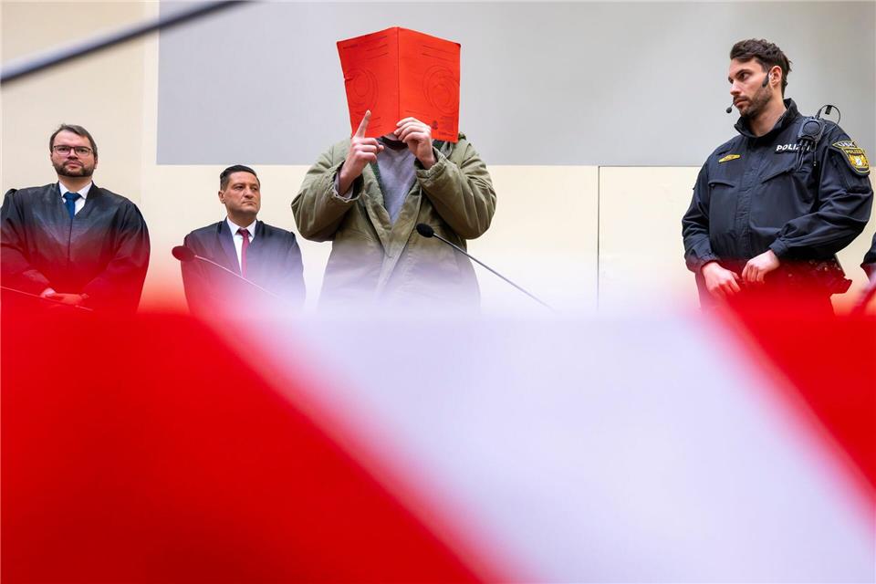 Der Angeklagte schweigt - dafür sprechen die Opfer. (Archivbild) Peter Kneffel/dpa