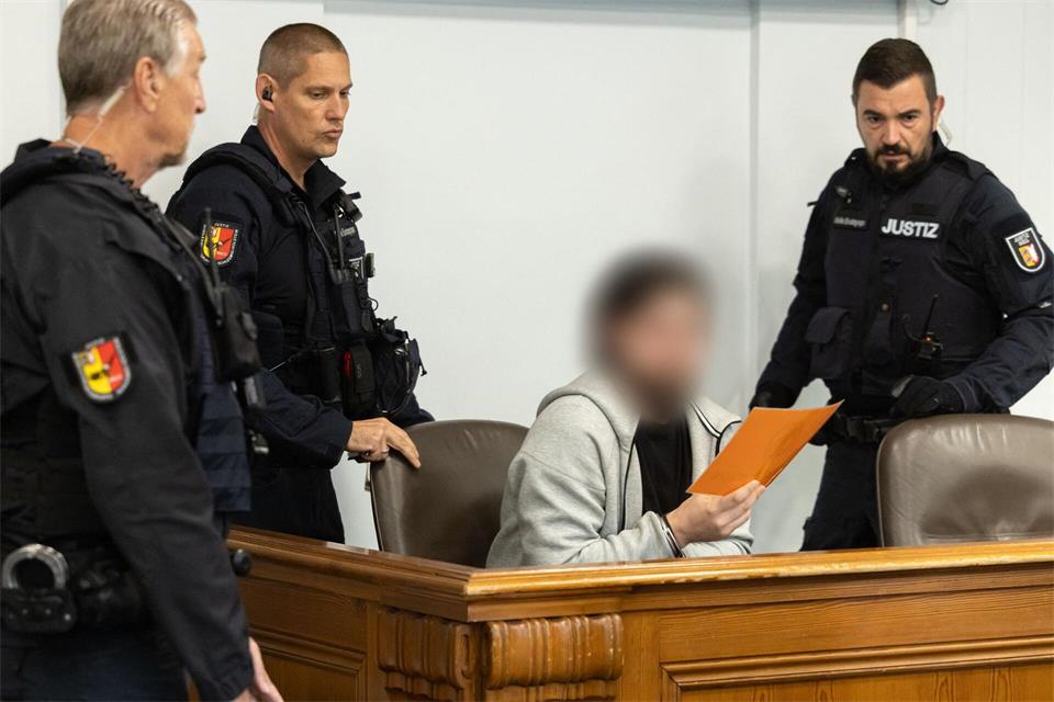 Der Angeklagte schweigt zu Prozessbeginn.Ulrich Perrey/dpa