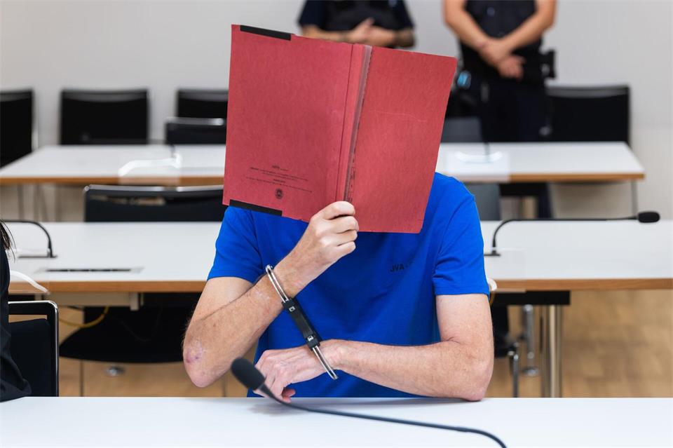 Der Angeklagte schwieg zu den Vorwürfen. (Archivbild)Philipp von Ditfurth/dpa