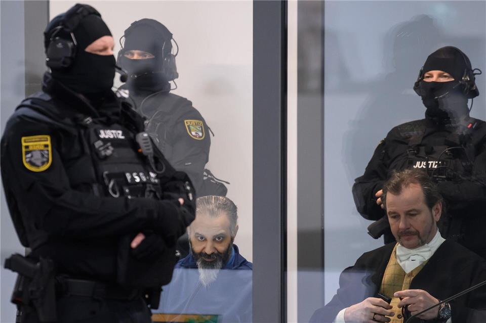 Der Angeklagte sitzt auch am 20. Verhandlungstag in einer Glaskabine. Klaus-Dietmar Gabbert/dpa