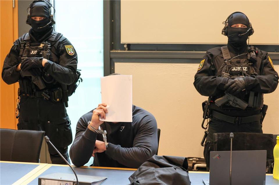 Der Angeklagte sitzt im Gerichtssaal des Landgerichts Magdeburg zwischen zwei Justizbeamten.Peter Gercke/dpa