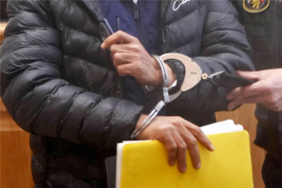 Der Angeklagte sitzt seit Mai 2025 in Untersuchungshaft. Thomas Frey/dpa