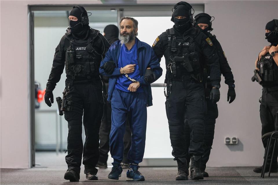 Der Angeklagte sitzt seit der Tat in Untersuchungshaft, der Prozess gegen ihn wird unter hohen Sicherheitsbedingungen geführt. (Archivbild)Peter Gercke/dpa