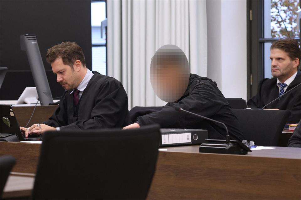 Der Angeklagte sitzt zwischen seinen beiden Rechtsanwälten im Gerichtssaal.Karl-Josef Hildenbrand/dpa