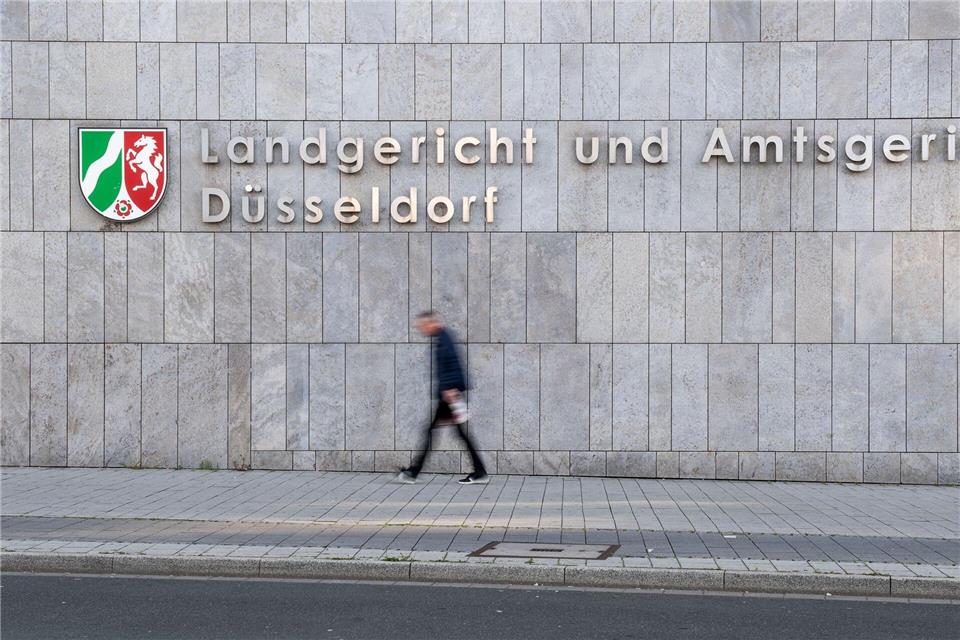 Viereinhalb Jahre Haft für Mietwagen der besonderen Art Der Angeklagte soll Autos bewusst an Geldautmatensprenger vermietet haben. (Symbolbild)Marius Becker/dpa