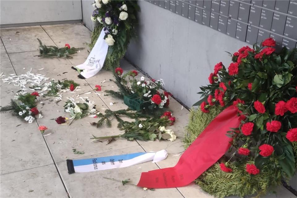 Der Angeklagte soll Ende Januar mehrere zum Gedenktag für die Opfer des Nationalsozialismus niedergelegte Kränze umgeworfen und teilweise beschädigt haben. (Archivbild)Stefanie Burmeister/Region Hannover/dpa