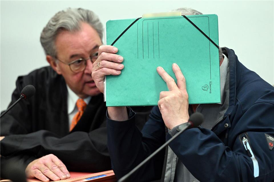 Der Angeklagte soll als Verantwortlicher für das Gebäudemanagement eine Untersuchung des Kühlwassers auf Legionellen-Erreger unterlassen haben. Federico Gambarini/dpa