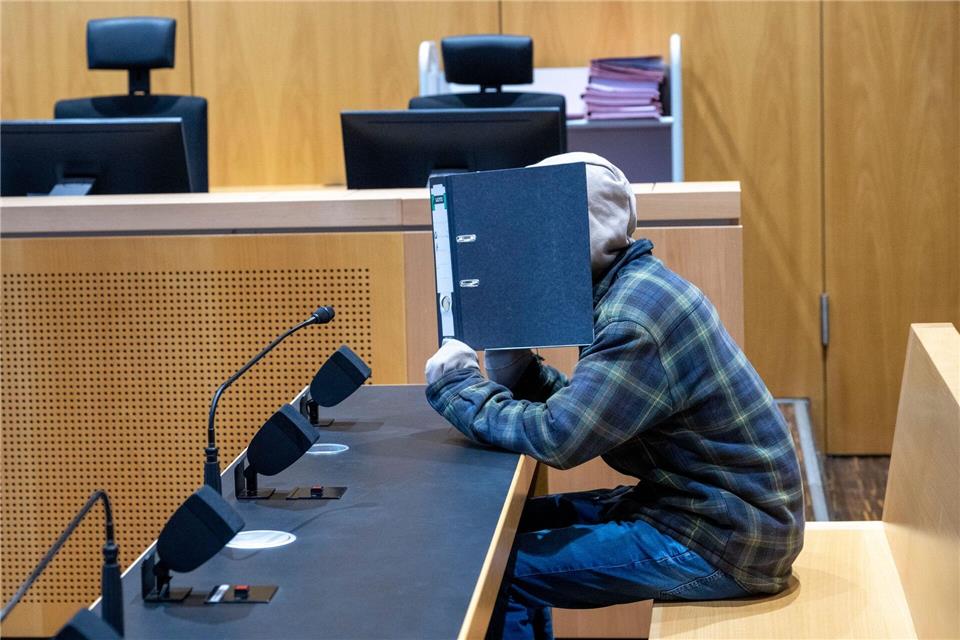 Der Angeklagte soll eine Frau im vergangenen Jahr mit vier Kopfschüssen umgebracht haben.Stefan Puchner/dpa