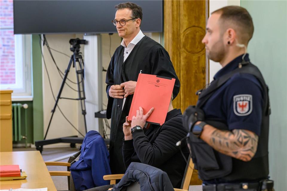 Der Angeklagte soll einen Polizisten getötet haben. (Archivbild)Patrick Pleul/dpa