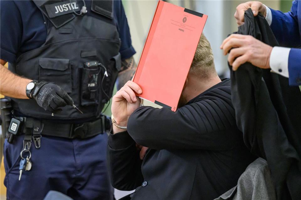 Der Angeklagte soll einen Polizisten getötet haben.Patrick Pleul/dpa