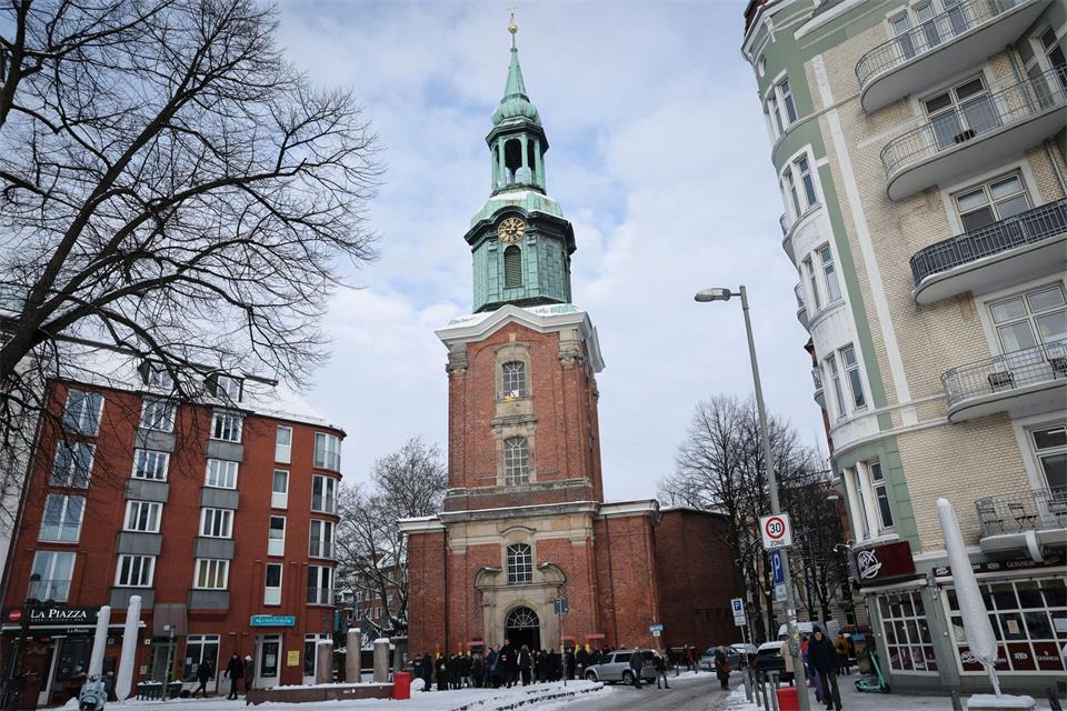 Der Angeklagte soll in einem Weihnachtsgottesdienst in der Georgskirche einen Küster so heftig gestoßen haben, dass er stürzte und an den Folgen starb. (Archivbild)Christian Charisius/dpa