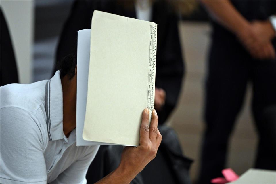 Der Angeklagte soll in zwei Mehrfamilienhäusern Feuer gelegt haben. (Archivbild)Federico Gambarini/dpa