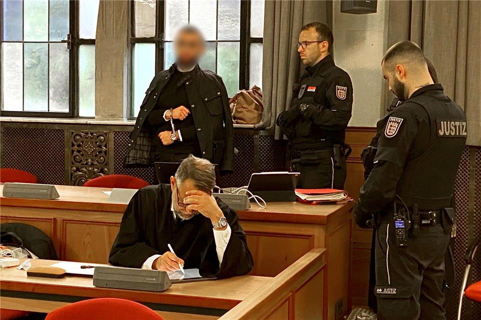 Der Angeklagte soll mit vier Unbekannten einen 31-Jährigen in eine Hütte verschleppt und dort misshandelt haben.Tatjana Bojic/dpa