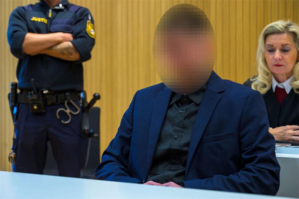 Der Angeklagte soll rund einen Kilometer weit mit dem Auto gefahren sein, obwohl sein Partner auf der Motorhaube lag.René Chlopotowski/dpa