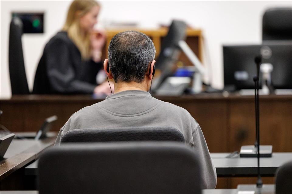 Der Angeklagte soll seinen Cousin mit einem Stich ins Herz getötet haben. Daniel Karmann/dpa