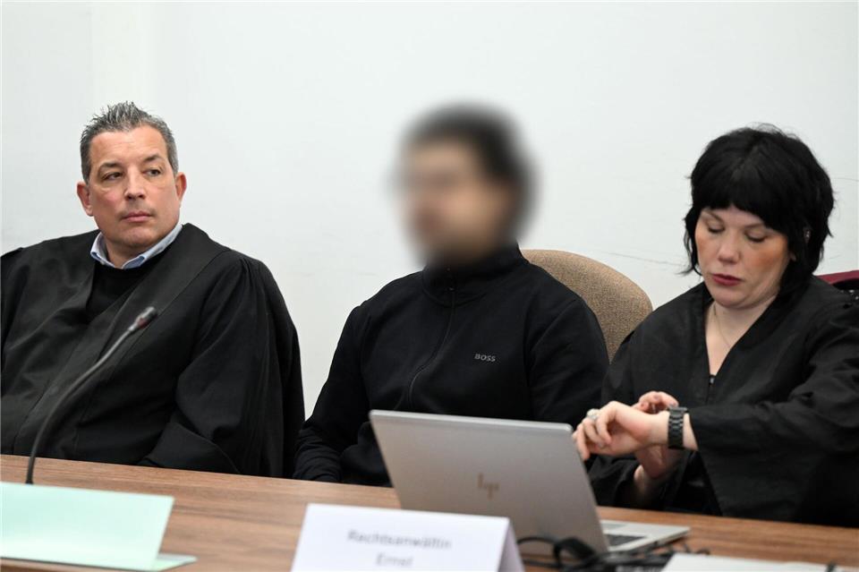 Der Angeklagte soll unter anderem Folterungen und Explosionen in Auftrag gegeben haben.Federico Gambarini/dpa