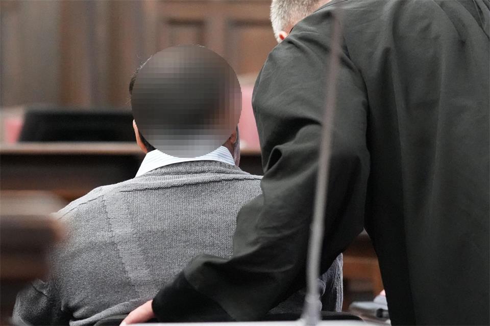 Der Angeklagte soll versucht haben, seinen Nachbarn mit einer Machete zu töten.Marcus Brandt/dpa