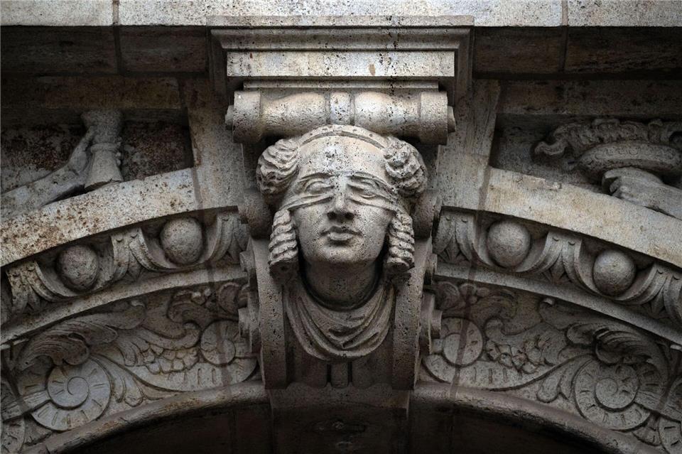 Der Angeklagte soll zwischen 2018 und 2022 als Leiter von Callcentern an einem umfangreichen Betrug mit Trading-Plattformen im Internet mitgearbeitet haben. (Symbolbild)Pia Bayer/dpa