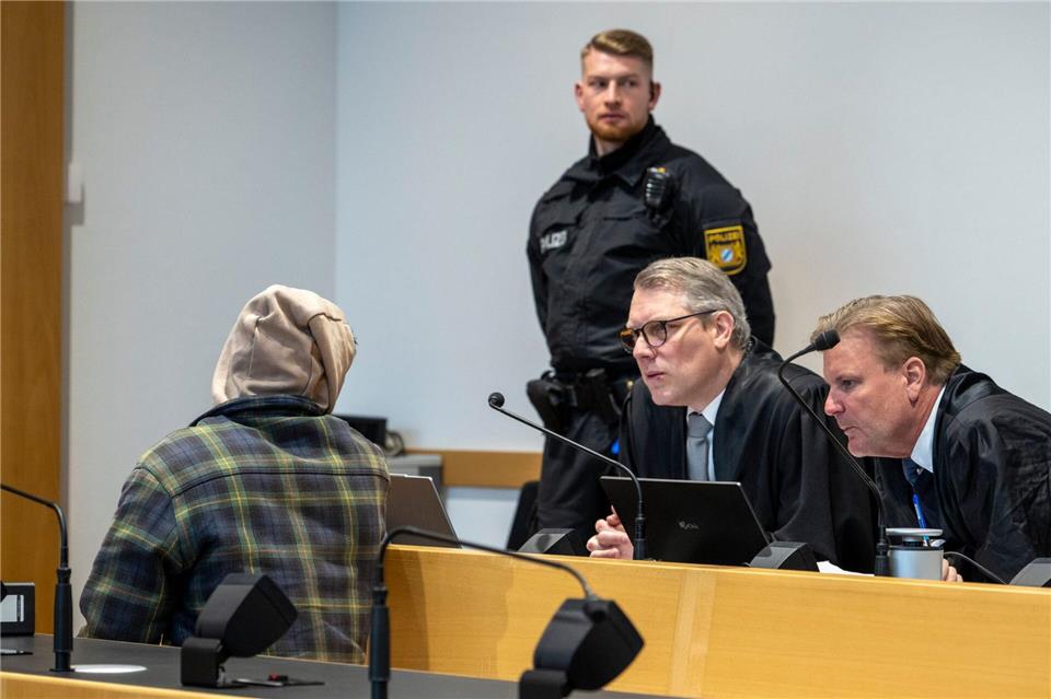 Der Angeklagte sprach zwar kurz mit seinen Verteidigern Jörg Seubert und Michael Weiss (rechts), zu den Vorwürfen äußerte er sich aber nicht.Stefan Puchner/dpa