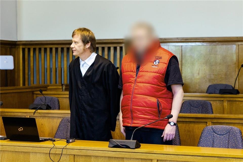 Der Angeklagte steht neben seinem Verteidiger Rechtsanwalt Dirk Gerlach im Saal 38 des Landgericht Saarbrücken.Laszlo Pinter/dpa