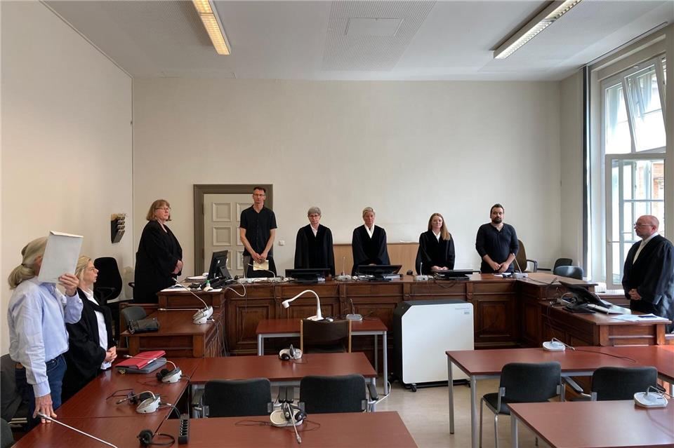 Der Angeklagte steht zu Beginn des Prozesses um versuchten Mord vor der Großen Strafkammer und verdeckt sein Gesicht vor den Pressefotografen.  Bernhard Sprengel/dpa