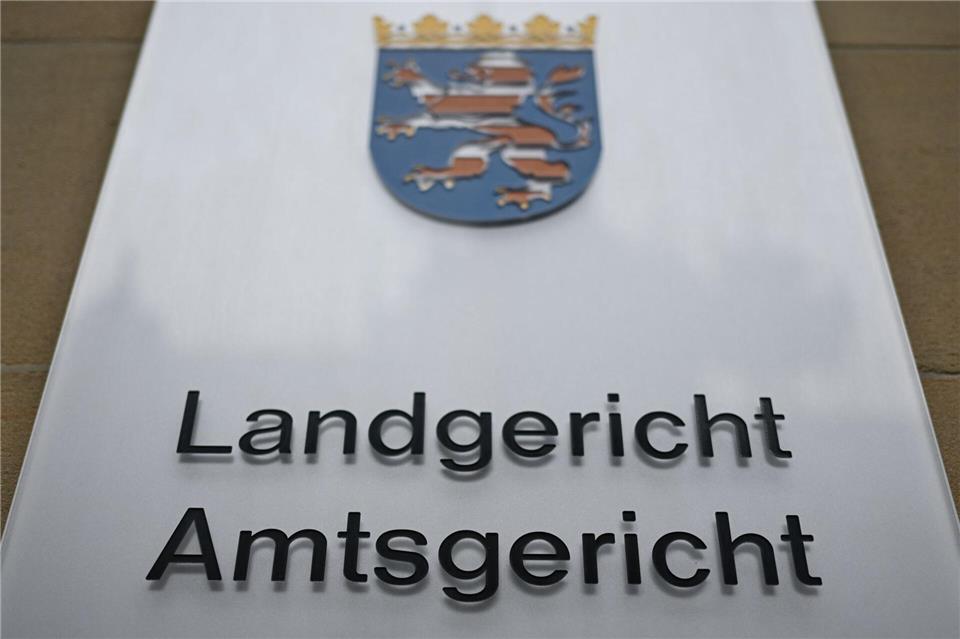 Geldstrafe für Besetzer der Dondorf-Druckerei in Frankfurt Der Angeklagte und weitere Aktivisten wurden im Dezember 2023 von einem Spezialeinsatzkommando vom Dach des Gebäudes gebracht. (Symbolbild)Arne Dedert/dpa