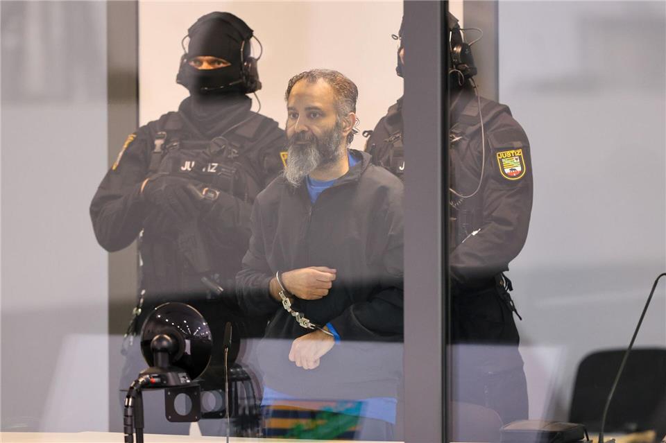 Der Angeklagte verfolgt die Verhandlung aus einer Glaskabine heraus.Peter Gercke/dpa