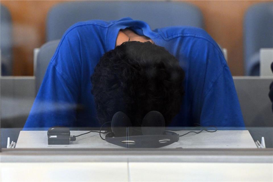 Höchststrafe für Solingen-Attentäter gefordert Der Angeklagte verfolgte den Prozess in den ersten Tagen überwiegend mit gesenktem Kopf. (Archivbild)Federico Gambarini/dpa