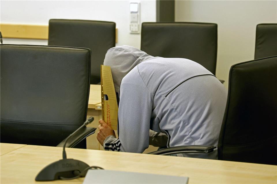 Der Angeklagte vor der Urteilsverkündung im Rostocker Landgericht. Bernd Wüstneck/dpa