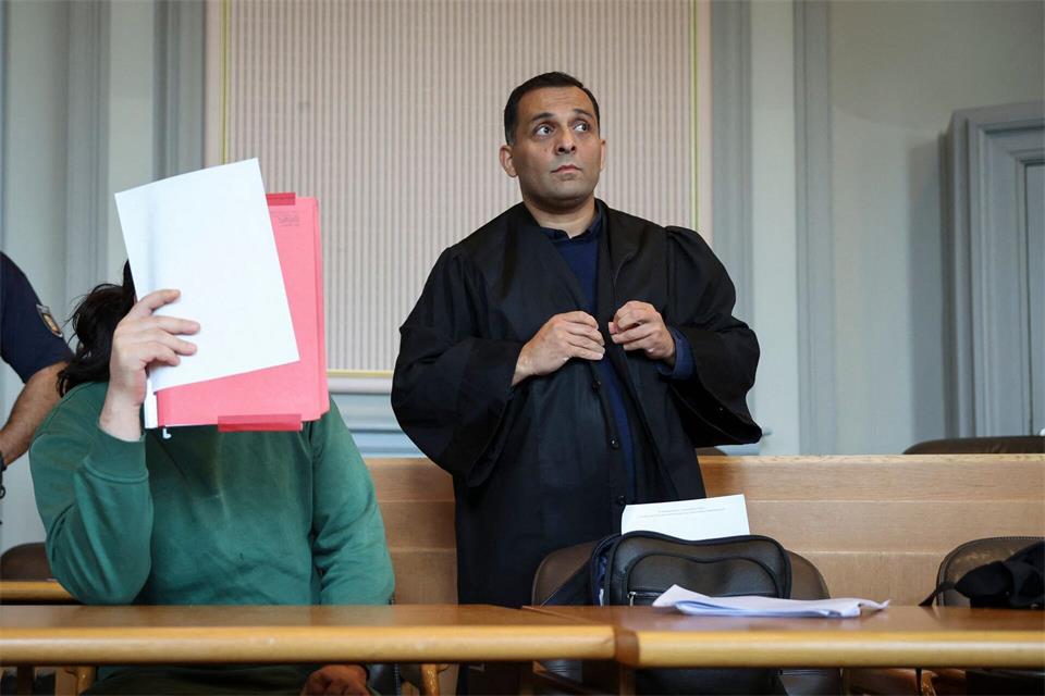 Der Angeklagte weiß nach eigenen Angaben nicht mehr was bei der Tat vorgefallen sei, nachdem er das Messer gezogen habe.Christian Charisius/dpa
