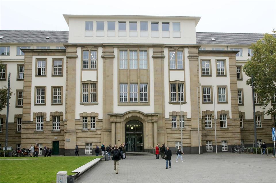 Der Angeklagte will sich an einem der nächsten Verhandlungstage zu den Vorwürfen äußern. (Symbolbild)Roland Weihrauch/dpa