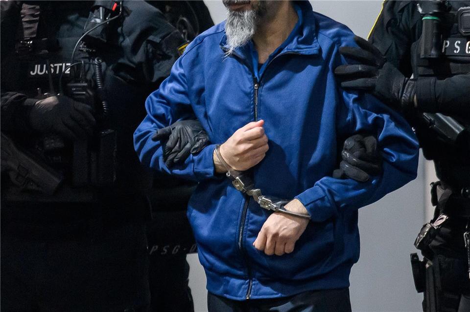 Der Angeklagte wird in den Gerichtssaal geführt. (Archivbild)Klaus-Dietmar Gabbert/dpa